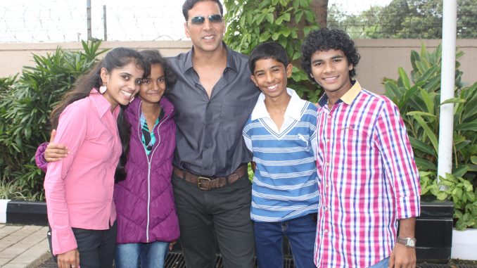 Akshay Kumar meets the child actors of 72 Miles Ek Pravas